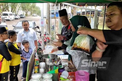 Pelanggan sedang berbaris menunggu cendol yang dijual di hadapan rumahnya di Kampung Padang.