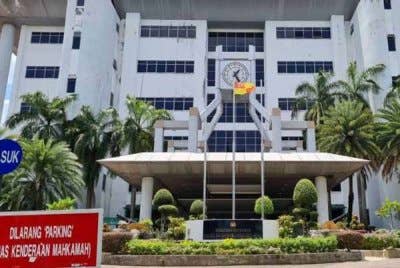 Seorang profesor sebuah universiti awam mengaku tidak bersalah di Mahkamah Sesyen Shah Alam di sini hari ini atas dua pertuduhan menerima rasuah berjumlah RM5,071, dua tahun lepas. Gambar hiasan