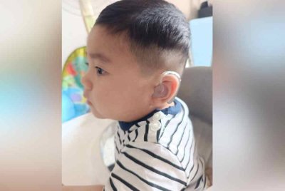 Noah dikesan mengalami masalah pendengaran semasa dia berusia enam bulan.