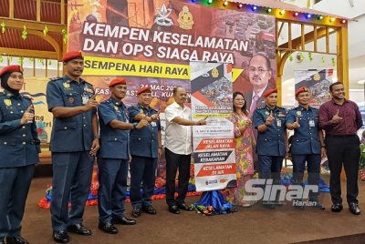 Ir Razali (lima dari kiri) merasmikan Kempen Keselamatan dan Ops Siaga Raya Aidilfitri 2025 di pekarangan sebuah pusat beli belah pada Isnin.