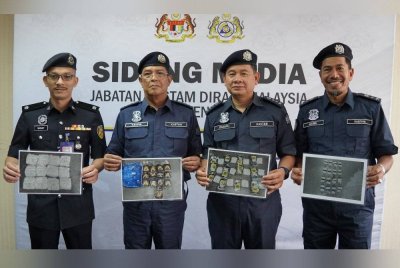 Ahmad Taufik (dua dari kiri) menunjukkan paparan gambar dadah yang dirampas JKDM menerusi pelbagai siri serbuan sejak Januari lalu.