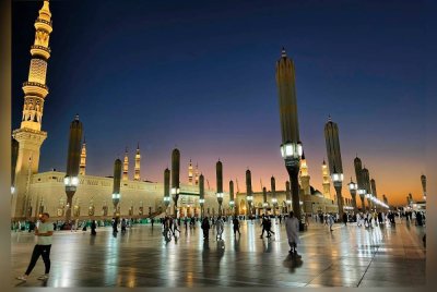  Selama lebih 14 abad, laungan azan terus berkumandang dari perkarangan suci Masjid Nabawi di Madinah.