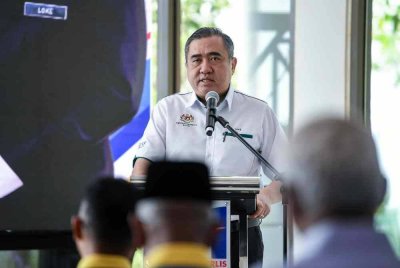 Menteri Pengangkutan Anthony Loke menyampaikan ucaptama pada majlis menandatangani perjanjian strategik bagi pengoperasian dan penyelenggaraan Perlis Inland Port (PIP) antara Keretapi Tanah Melayu Berhad (KTMB) dan Inland Port Perlis Sdn Bhd (IPPSB), anak syarikat Kumpulan Mutiara Perlis Sdn Bhd di sini pada Isnin. Foto Bernama