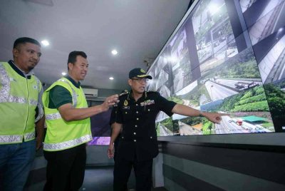 Pengarah Jabatan Pengangkutan Jalan (JPJ) Perak, Mohammad Yusoff Abustan (kanan) melihat paparan skrin LED ketika hadir membuat tinjauan di Pusat Kawalan Terowong Meru Menora sempena Operasi Aidilfitri 2025 pada Isnin. Foto Bernama