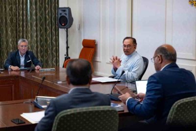 Anwar ketika mempengerusikan mesyuarat mengenai Strategi Teknologi AI dan aset digital yang berpotensi memupuk pertumbuhan ekonomi negara lebih mampan. Foto FB Anwar Ibrahim