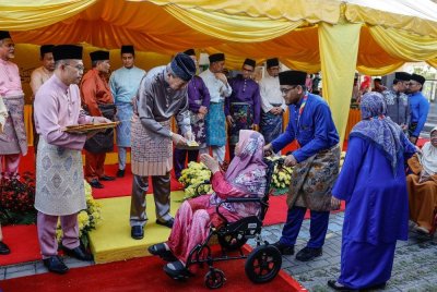 Sultan Selangor Sultan Sharafuddin Idris Shah berkenan menyampaikan sumbangan duit raya kepada asnaf, fakir, miskin dan mualaf daerah Klang pada Majlis Berbuka Puasa Ihya Ramadan bersama Rakyat dan Penyampaian Sumbangan Hari Raya serta Perasmian Masjid di Masjid Bandar Bukit Raja hari ini. Foto Bernama