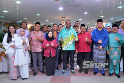 Timbalan Menteri Pembangunan Usahawan dan Koperasi (KUSKOP), Datuk Seri Ramanan Ramakrishnan beramah mesra bersama petugas media yang hadir pada Majlis Berbuka Puasa Institut Koperasi Malaysia (IKMa) Bersama Media di sini pada Isnin. Foto SINAR HARIAN / MOHD HALIM ABDUL WAHID