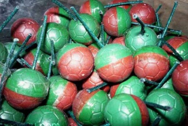 Difahamkan, mangsa membeli mercun bola di kedai dan mengubah suainya dengan mengambil belerang sebelum mengisi bahan itu ke dalam botol. Gambar hiasan 