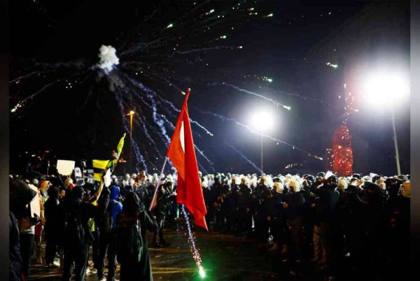 Pertempuran tercetus antara penunjuk perasaan dan polis antirusuhan di Istanbul.