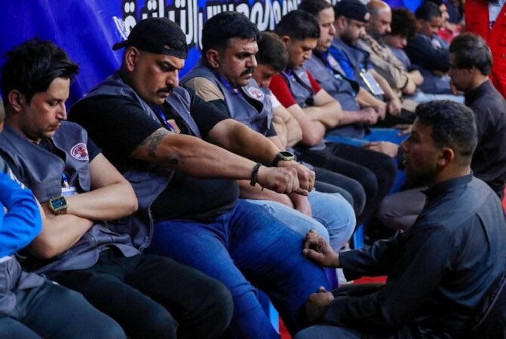 Kapten cuba membaca dengan teliti ekspresi wajah dan gerak tubuh pasukan lawan untuk meneka dengan tepat siapa yang menyembunyikan cincin.