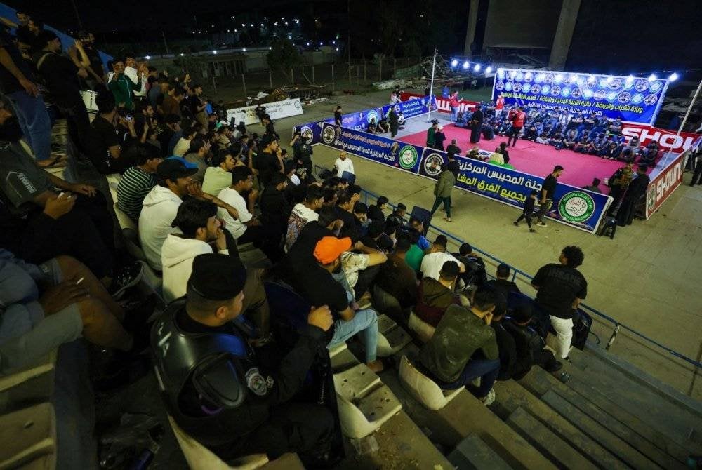 Orang ramai tidak melepaskan peluang untuk menjadi penyokong Mheibes.