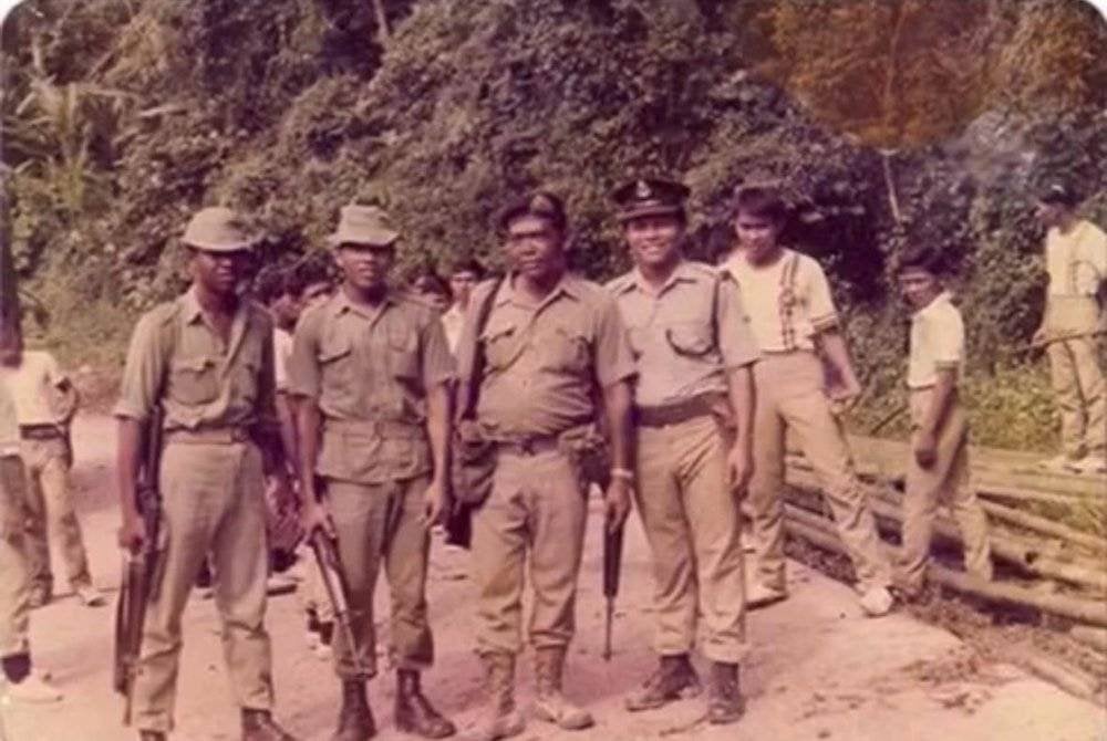 Muhamad Puzi (dua kiri) diserapkan ke dalam pasukan polis hutan semasa mula menyertai badan uniform tersebut pada 1977.