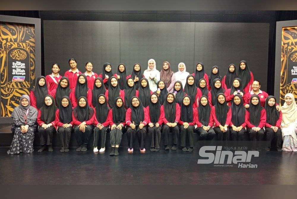 Seramai 38 murid dari Sekolah Menengah (SM) Sains Seri Puteri Kuala Lumpur menyertai aktiviti kesukarelawanan di program Iftar Ala Madinah @Karangkraf pada Jumaat.