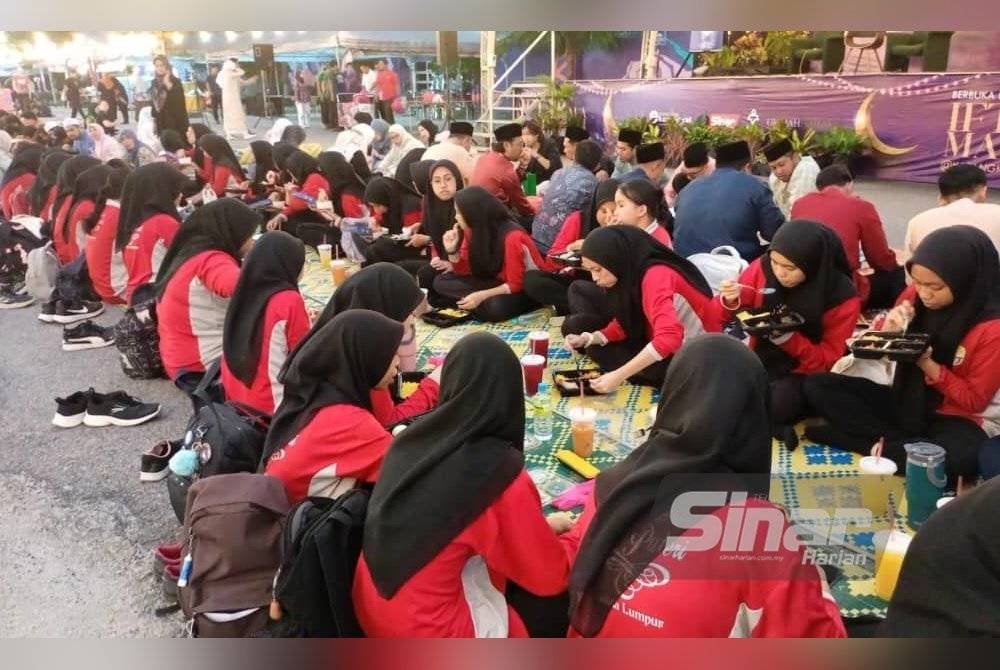 Murid Sekolah Menengah (SM) Sains Seri Puteri Kuala Lumpur sewaktu berbuka puasa di Iftar Ala Madinah @Karangkraf.