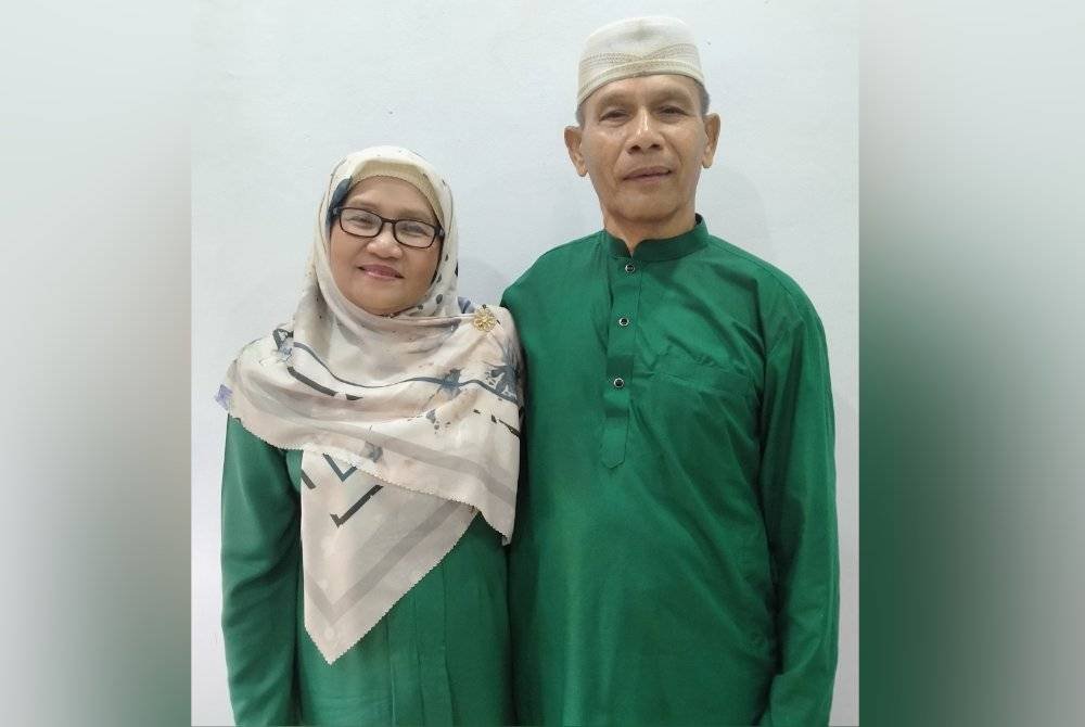 Mohamad (kanan) bersama isterinya, Norizan Yahya.