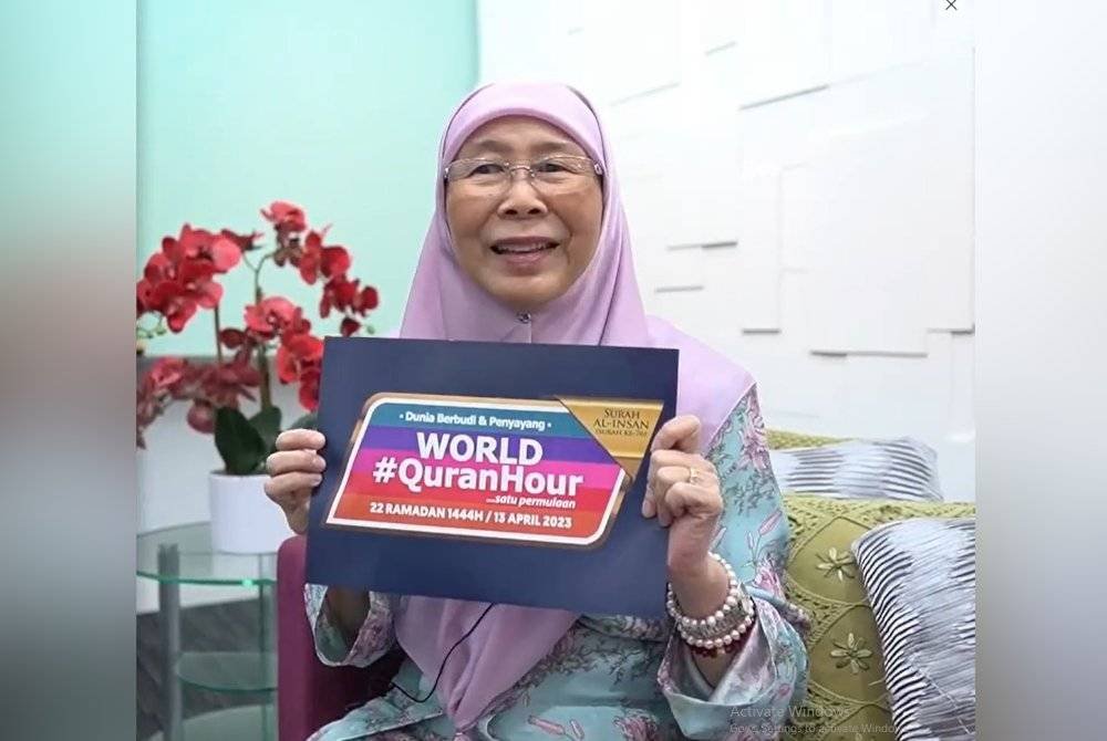 Dr Wan Azizah, antara tetamu yang hadir pada Program World #QuranHour di Masjid Sultan Haji Ahmad Shah, UIAM, Gombak.