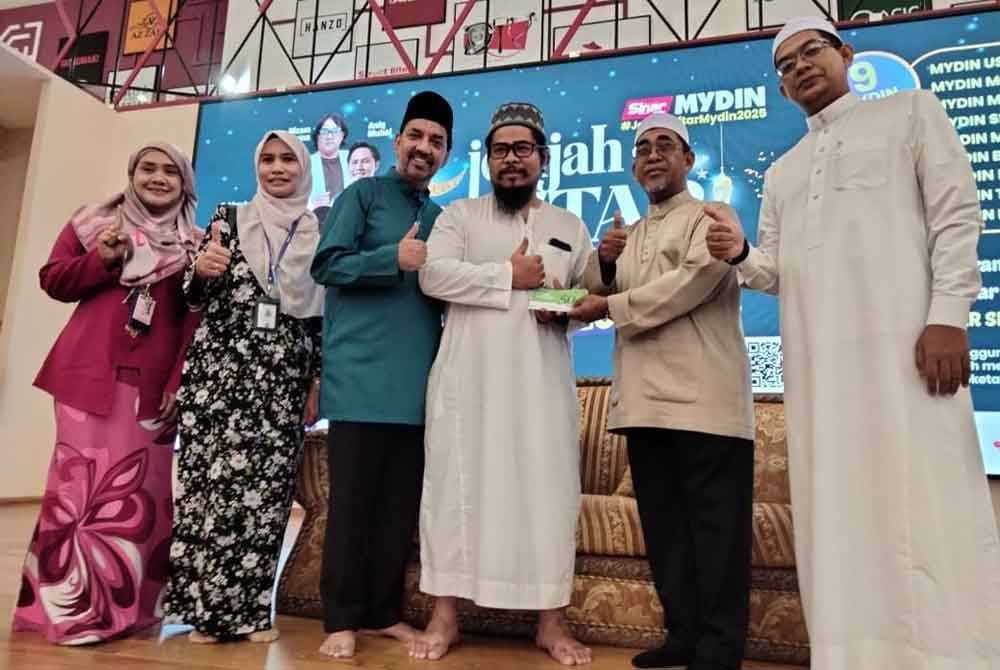 Abd Rahman (dua dari kanan) menyampaikan sumbangan baucar kepada wakil sebuah maahad yang turut menyertai Iftar Sinar Mydin