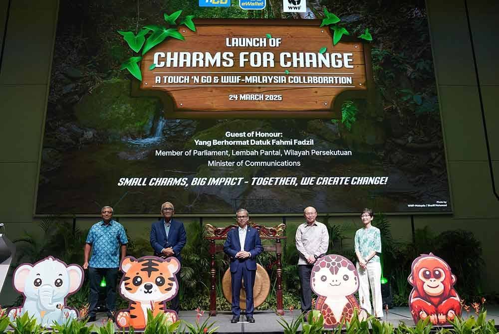 Fahmi Fadzil bergambar bersama Mohd Nasir (dua dari kiri) dan Abdul Wahid (dua dari kanan) pada majlis pelancaran Charms For Change pada Isnin.