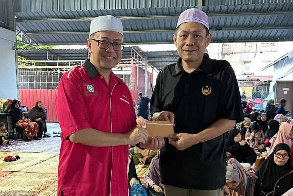 Muhammad Abdullah (kanan) menerima zakat yang disampaikan Pengerusi Persatuan Cina Muslim Malaysia Kelantan, Dr Johari Yap Abdullah (kiri).
FOTO SINAR HARIAN-ADILA SHARINNI WAHID