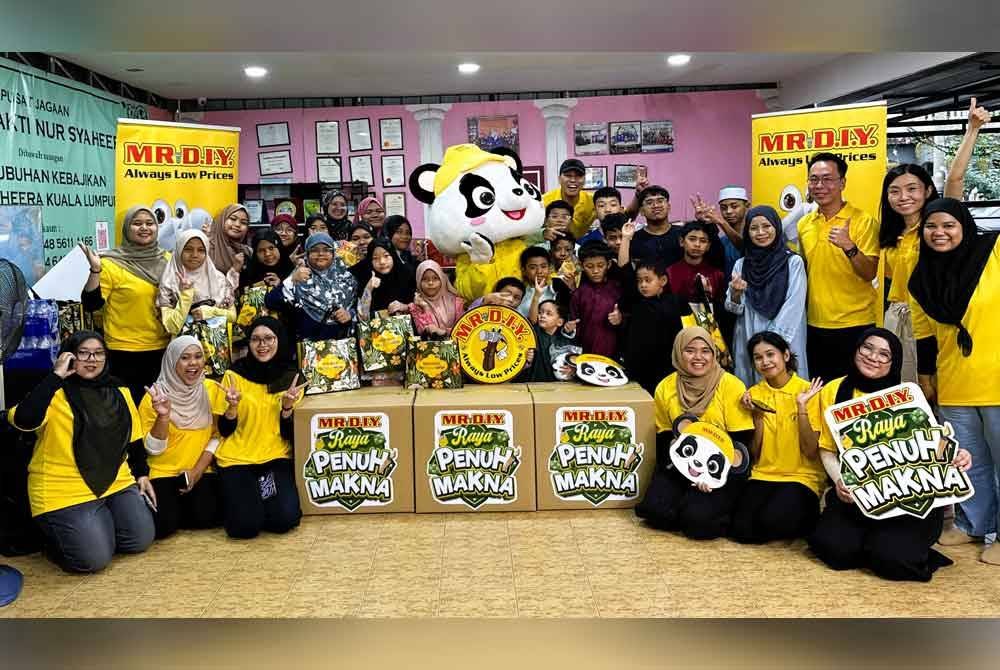 Ketua Kumpulan Pemasaran Kumpuan MR D.I.Y, Alex Goh (berdiri tiga dari kanan) bersama anak-anak Rumah Bakti Nur Syaheera Kuala Lumpur meraikan kempen ‘Raya Penuh Makna’.