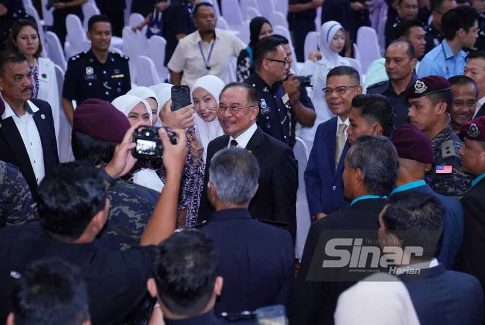 Anwar (tengah) hadir Sambutan Peringatan Hari Polis Ke-218 di Pulapol Kuala Lumpur pada Selasa. FOTO: MOHD HALIM ABDUL WAHID