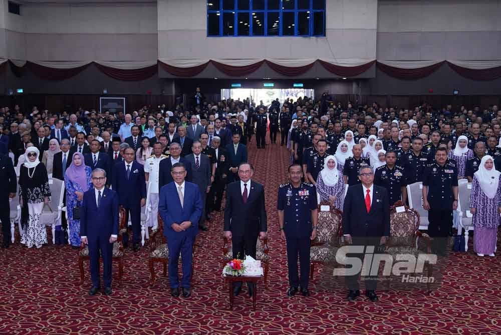 Anwar (tengah) bergambar bersama barisan kepimpinan PDRM semasa Sambutan Peringatan Hari Polis Ke-218 di Pulapol Kuala Lumpur pada Selasa. FOTO: MOHD HALIM ABDUL WAHID