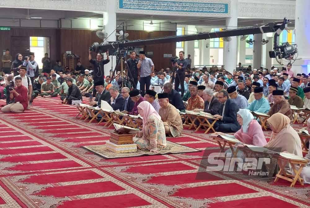 Kelihatan Tengku Ampuan Pahang, Tunku Azizah Aminah Maimunah Iskandariah dan isteri Perdana Menteri, Datuk Seri Dr Wan Azizah Wan Ismail sedang mengalunkan Surah Al-Saff di Masjid Sultan Haji Ahmad Shah, UIAM, Gombak. - FOTO: SINAR HARIAN