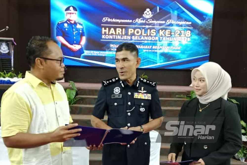 Mohd Zaini berbual bersama Muhammad Aminnuralif (kiri) dan Areesya ketika sambutan Hari Peringatan Polis ke-218 di Ibu Pejabat Polis Kontinjen (IPK) Selangor pada Selasa.