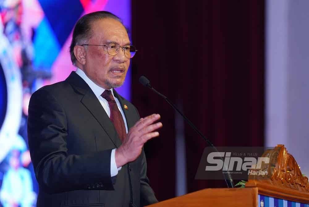 Anwar berucap sempena Sambutan Peringatan Hari Polis ke-218 di Pusat Latihan Polis Kuala Lumpur (Pulapol) pada Selasa. Foto: MOHD HALIM ABDUL WAHID