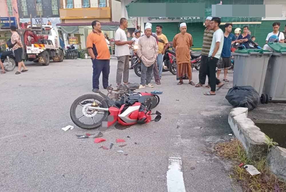 Motosikal mangsa yang terlibat kemalangan. - foto BBP Muar