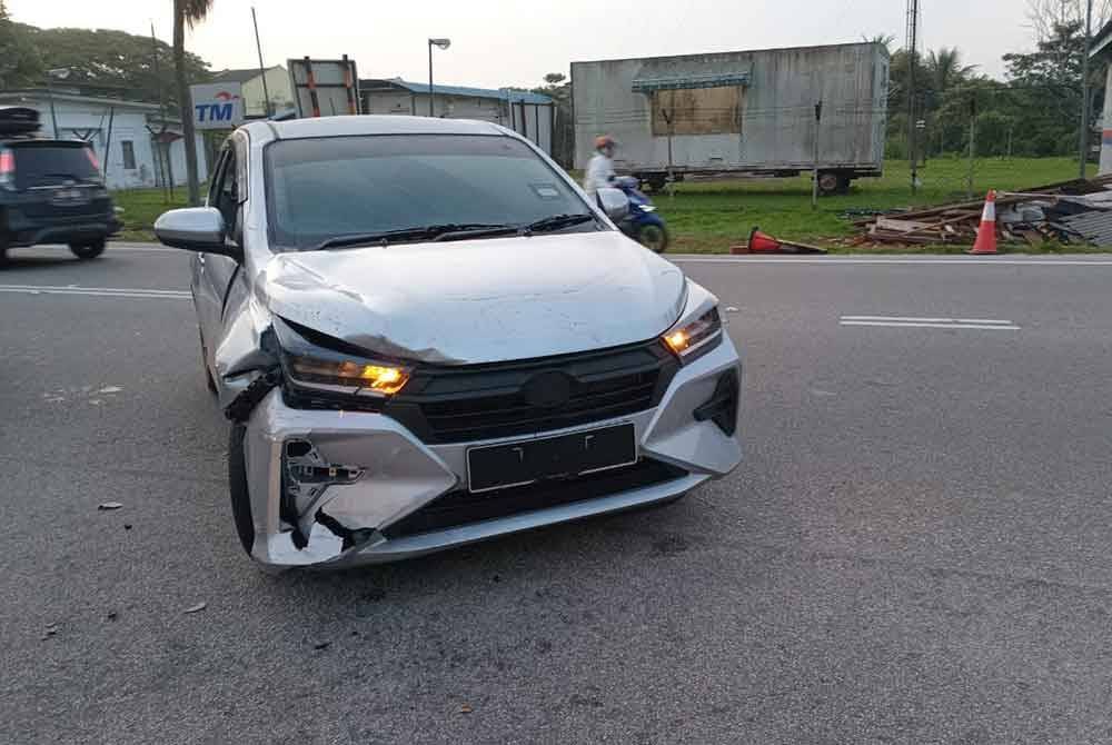 Kereta yang terlibat dalam kemalangan berkenaan. - foto BBP Muar