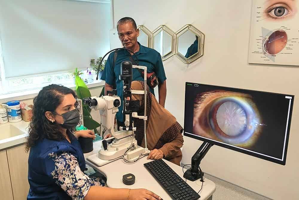 Sangeeta membuat pemeriksaan mata Astiah sambil diperhatikan Mohd Noor