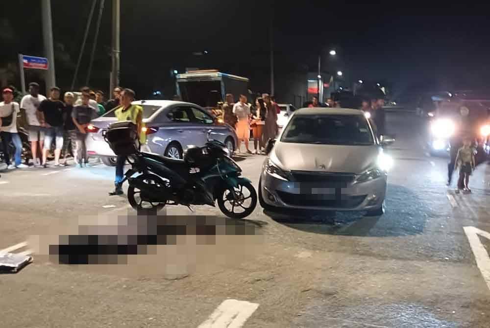 Seorang lelaki maut selepas motosikal yang ditunggangnya bertembung dengan sebuah kereta di Kilometer 2, Jalan Kota Tinggi – Kluang, berhampiran Simpang Taman Kota Intan, malam tadi. Foto IPD Kota Tinggi