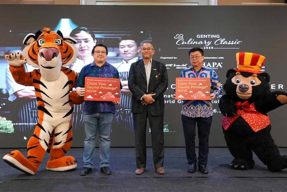 (Dari kiri) Spencer Lee, Ahmad Husni dan CC Yeap bergambar bersama maskot Genting Highlands Heroes, Tabby the Tiger dan Benny the Entertainer, sebagai sebahagian daripada gimik pelancaran Program Tourist Privilege.