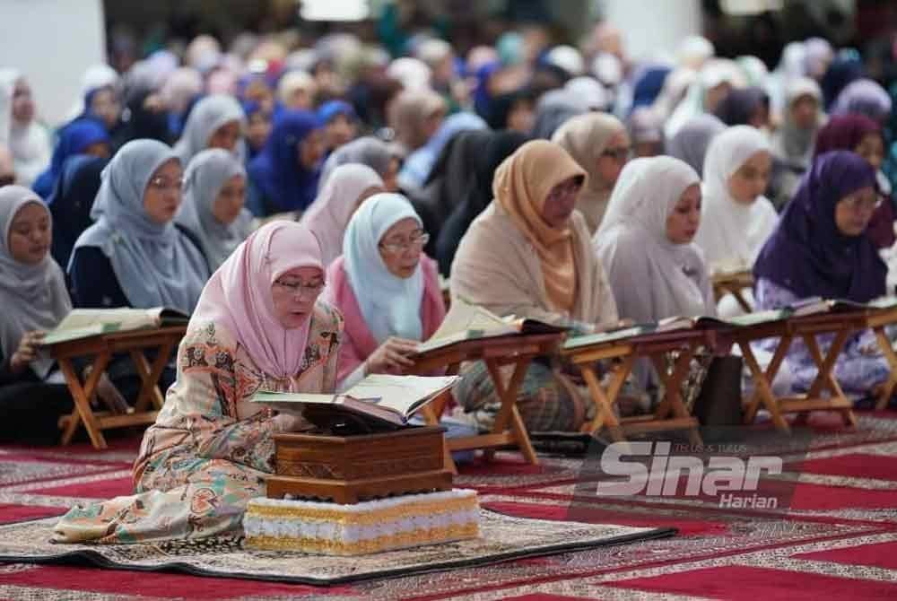 Tunku Azizah Iskandariah mencemar duli hadir ke program World #QuranHour 2025 yang berlangsung di Masjid Sultan Ahmad Shah, UIAM Gombak.
