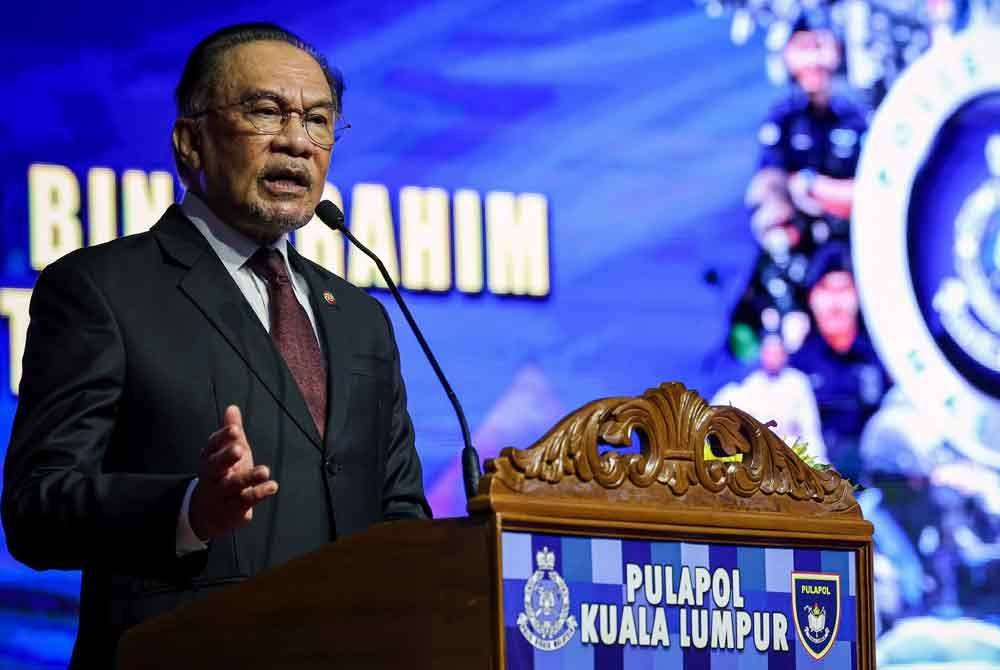 Anwar ketika berucap pada Sambutan Peringatan Hari Polis ke-218 tahun 2025 di Pusat Latihan Polis (PULAPOL) hari ini. - Foto: Bernama