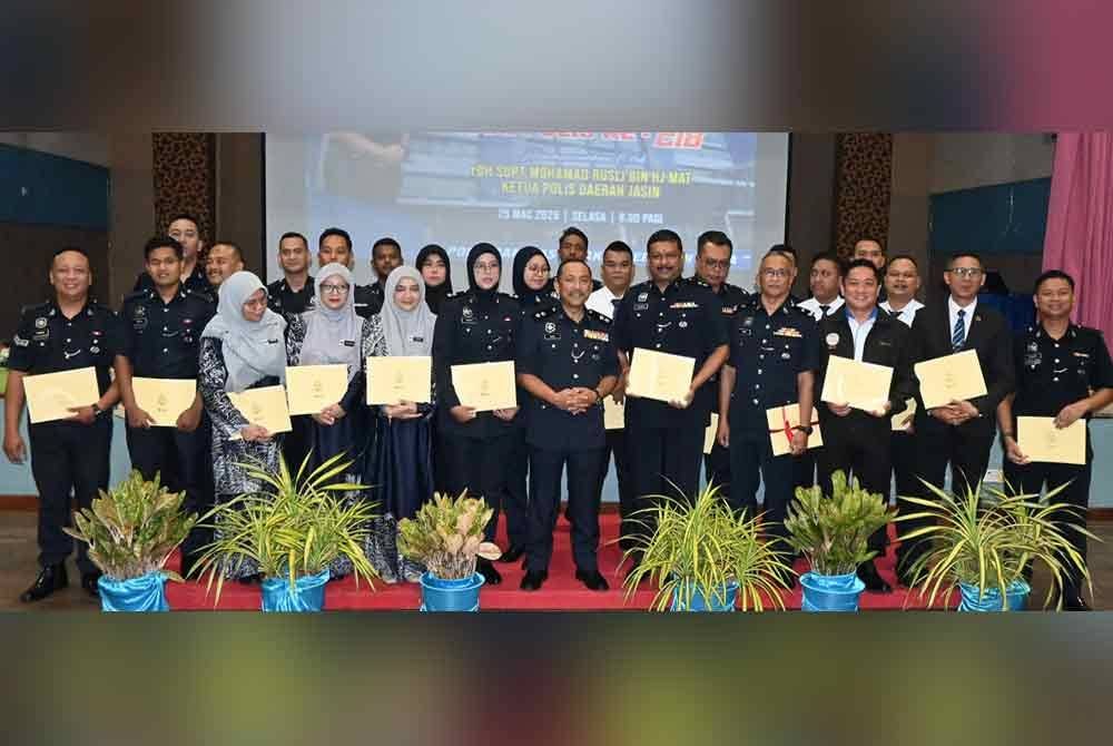Mohamad Rusli (tengah) bersama anggota dan pegawai polis daerah itu yang menerima sijil penghargan sempena Sambutan Peringatan Hari Polis Ke-218 Peringkat IPD Jasin pada Selasa.