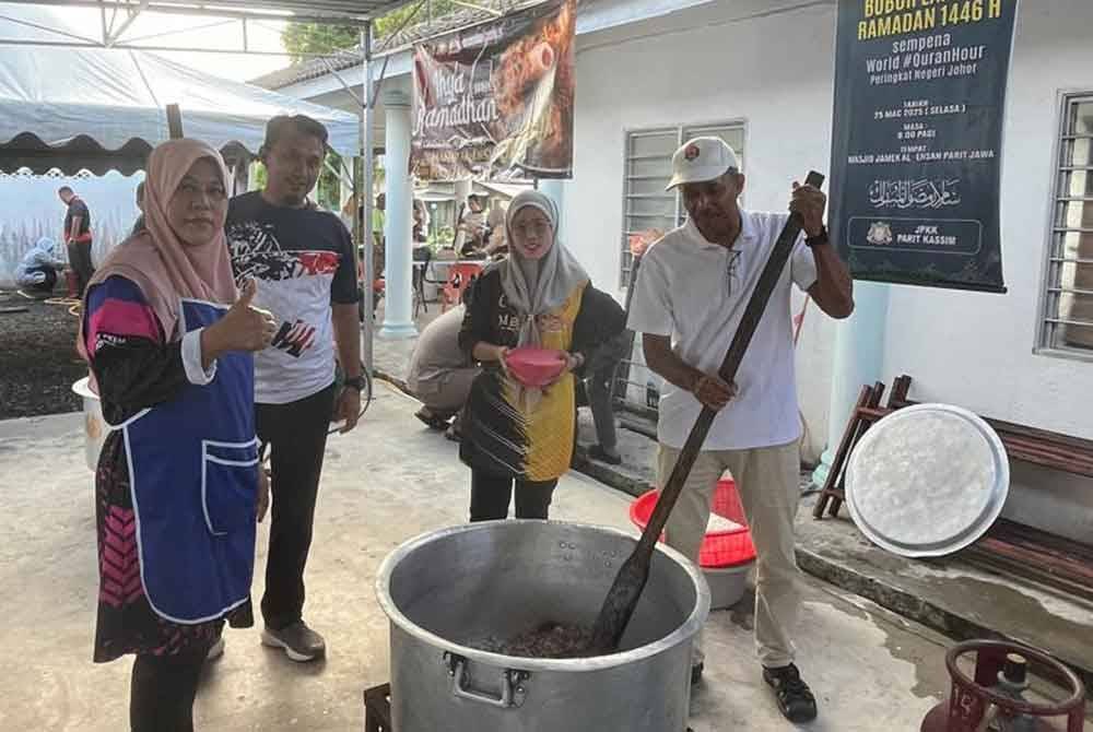 Penduduk bergotong-royong menyiapkan bubur lambuk bagi program World #QuranHour di Masjid Jamek Al-Ehsan, Parit Jawa, Muar.
