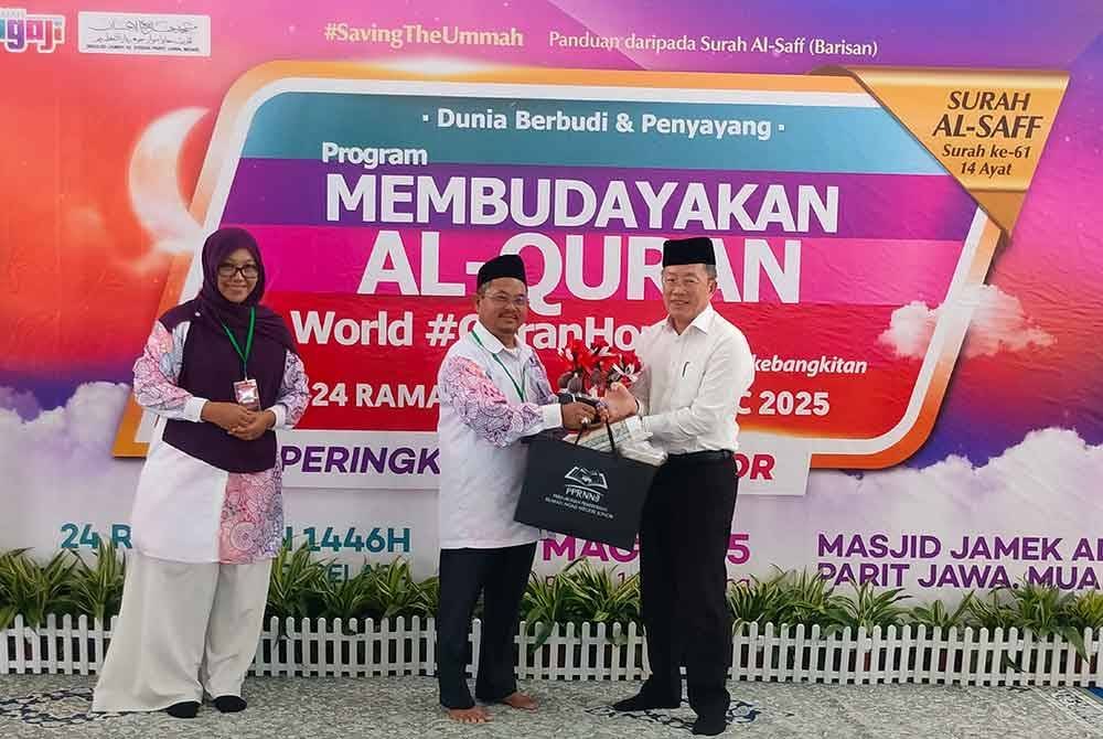 Zainal (kanan) turut menyertai World #QuranHour di Masjid Jamek Al-Ehsan Parit Jawa, Muar pada Selasa.