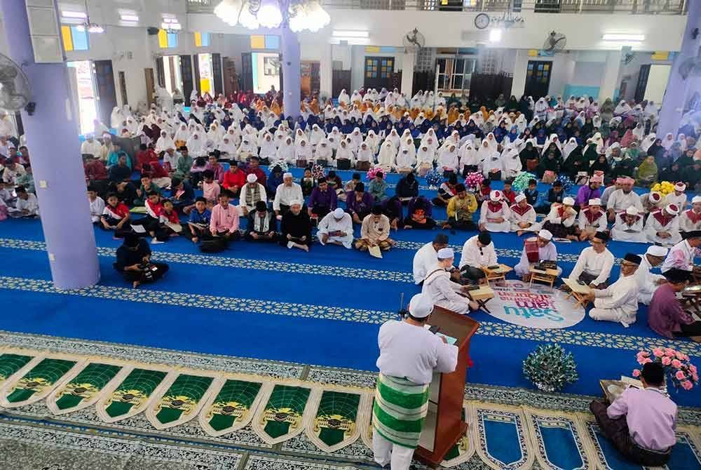 Peserta membacakan Surah Al-Saff sempena World #QuranHour di Masjid Al-Ehsan Parit Jawa, Muar.