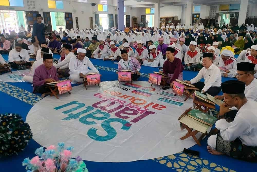 Lebih 2,000 peserta menjayakan World #QuranHour di Masjid Al-Ehsan Parit Jawa, Muar pada Selasa.