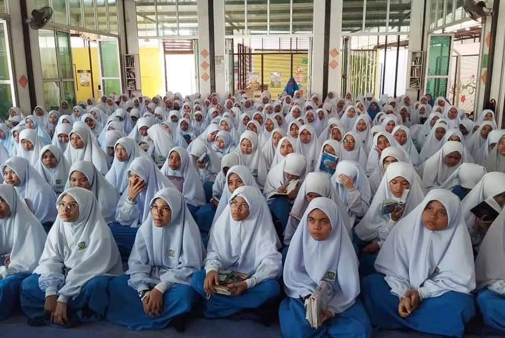 Sebahagian pelajar Maktab Mahmud yang turut mengikuti World #QuranHour di surau sekolah mereka pada Selasa.