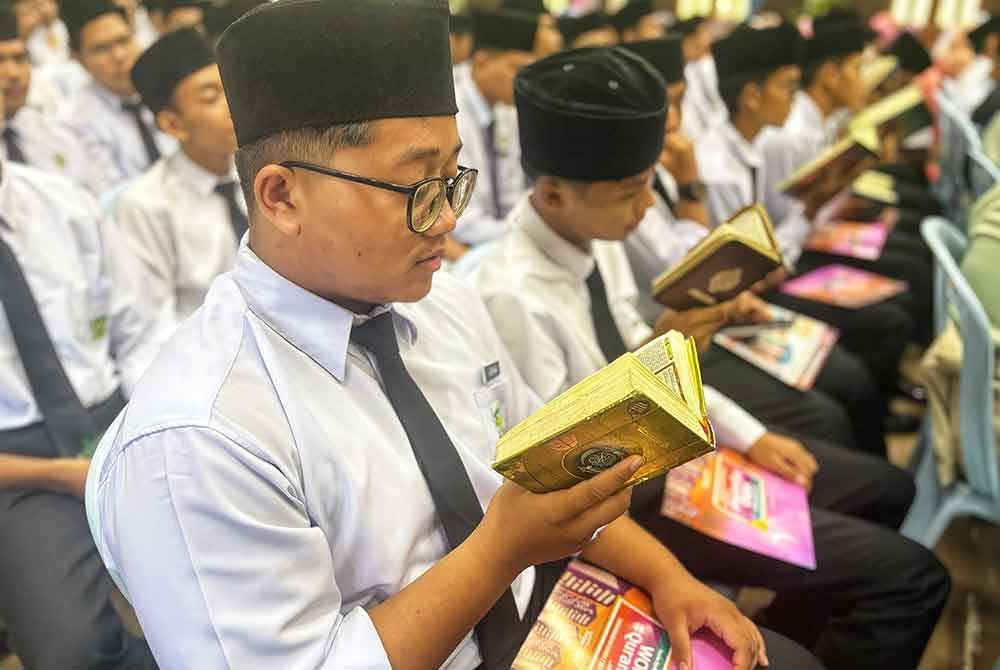 Pelajar tingkatan enam Maktab Mahmud sedang membaca Surah Al-Saff yang dipimpin oleh Qari Muhammad Amrullah Azhari