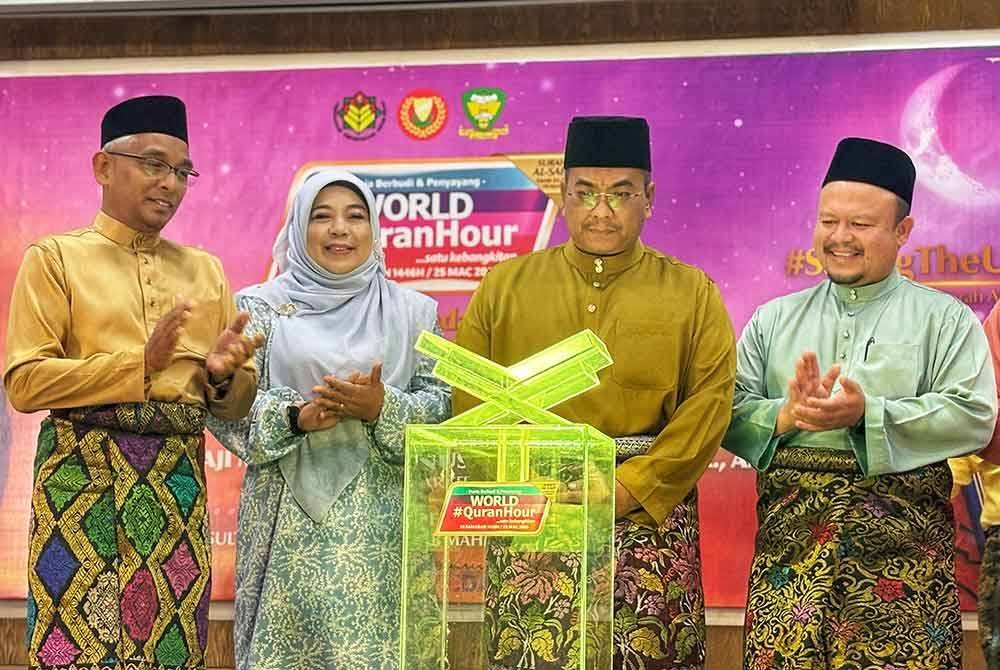 Muhammad Sanusi (dua dari kanan) menyempurnakan gimik perasmian World #QuranHour Peringkat Negeri Kedah di Maktab Mahmud Alor Setar pada Selasa.