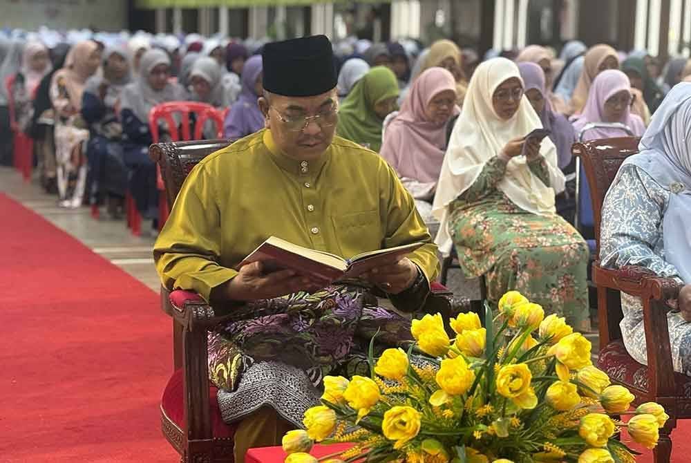 Menteri Besar Kedah Datuk Seri Muhammad Sanusi Md Nor turut menyertai program World #QuranHour Peringkat Negeri Kedah di Maktab Mahmud Alor setar pada Selasa.