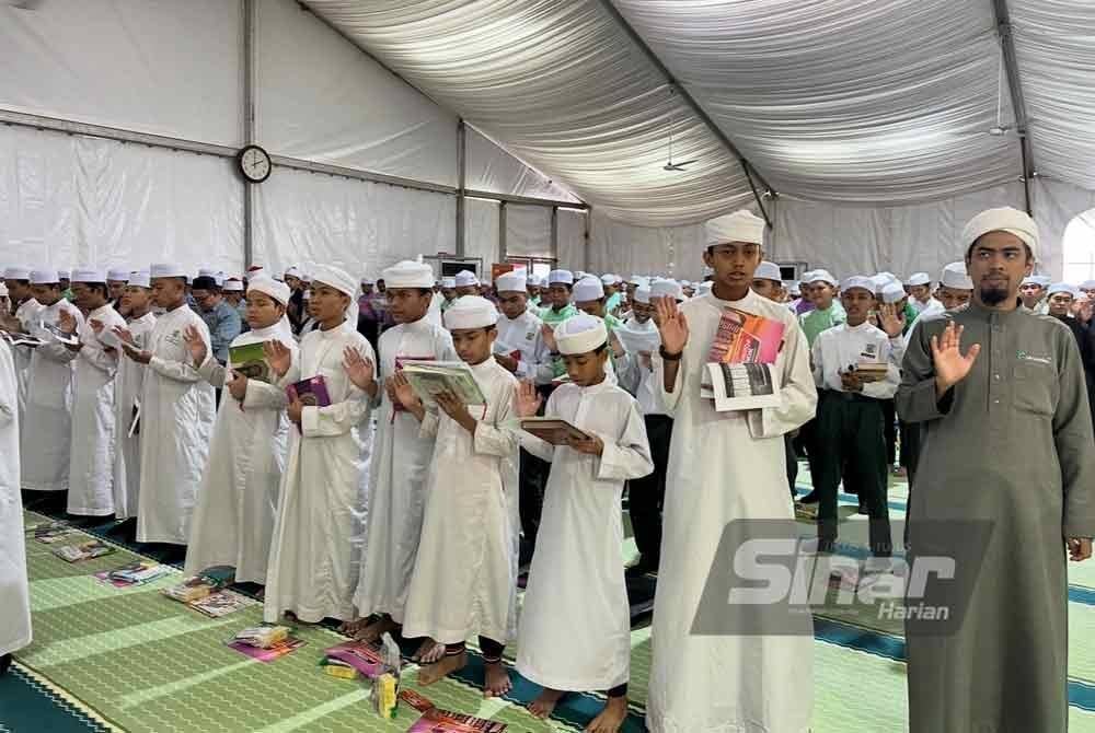 Bacaan ikrar al-Quran oleh pelajar yang menyertai Program World #QuranHour 2025 di negeri Kelantan. FOTO SINAR HARIAN-ADILA SHARINNI WAHID