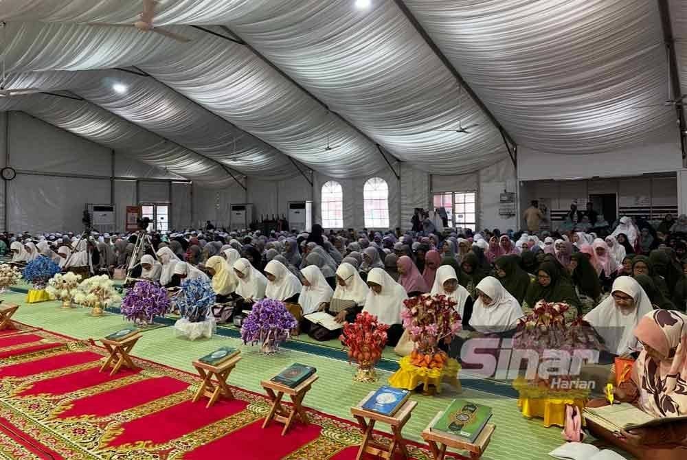 Program World #QuranHour 2025 peringkat negeri Kelantan di Madinah Ramadan dekat Stadium Sultan Muhammad IV di Kota Bharu menarik penyertaan ramai golongan termasuk wanita dan warga emas. FOTO SINAR HARIAN-ADILA SHARINNI WAHID