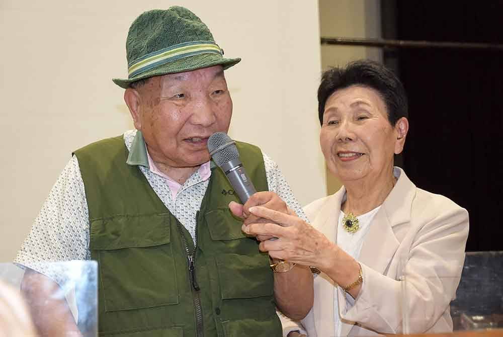 Iwao Hakamata (kiri) bersama kakaknya Hideko. Foto AFP