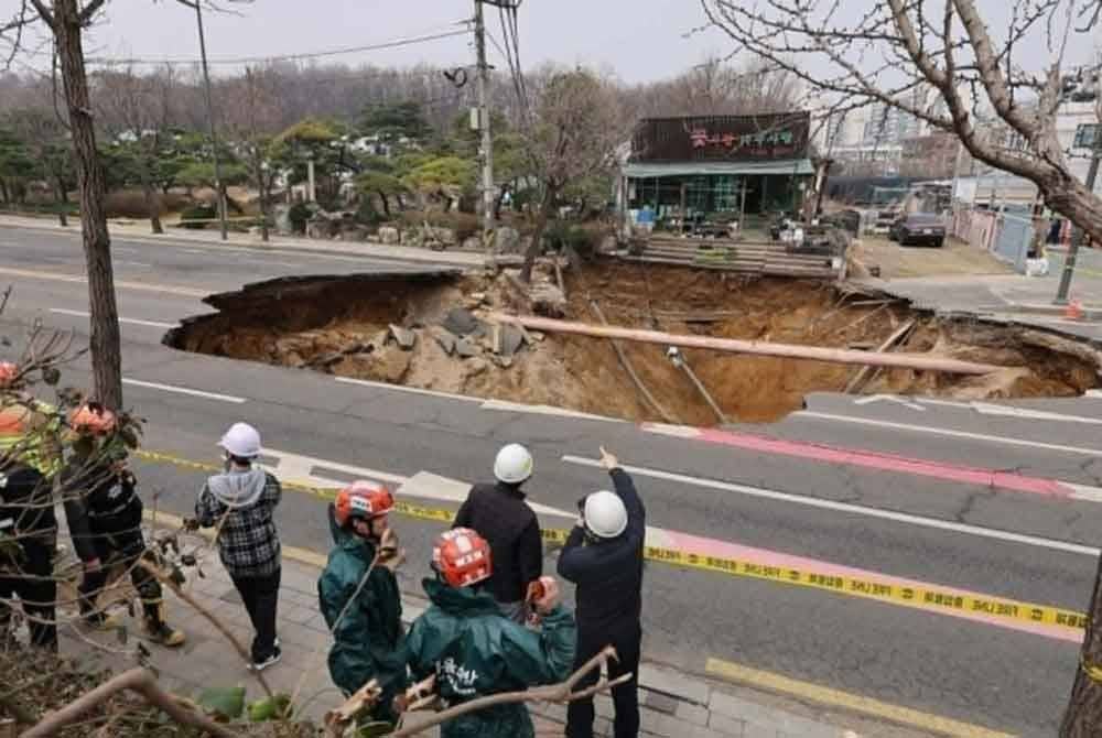 Seorang penunggang motosikal yang terjatuh ke dalam lubang benam di Seoul ditemukan dalam keadaan jantung terhenti pada Selasa. Foto Agensi