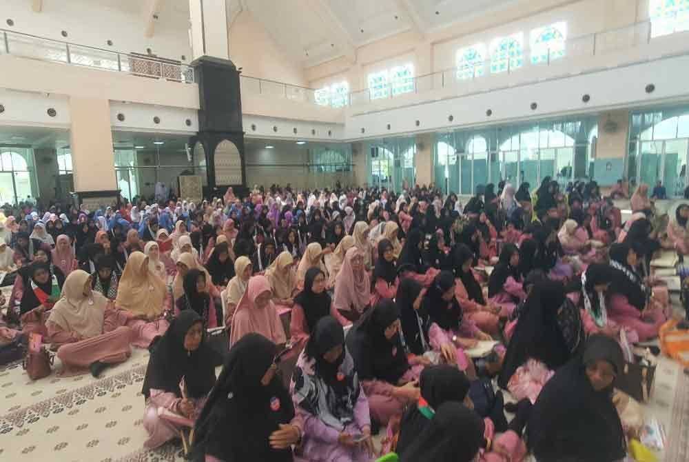 Kaum Muslimah antara yang teramai mengambil bahagian dalam Program World Quran Hour di Masjid Abdullah Fahim.